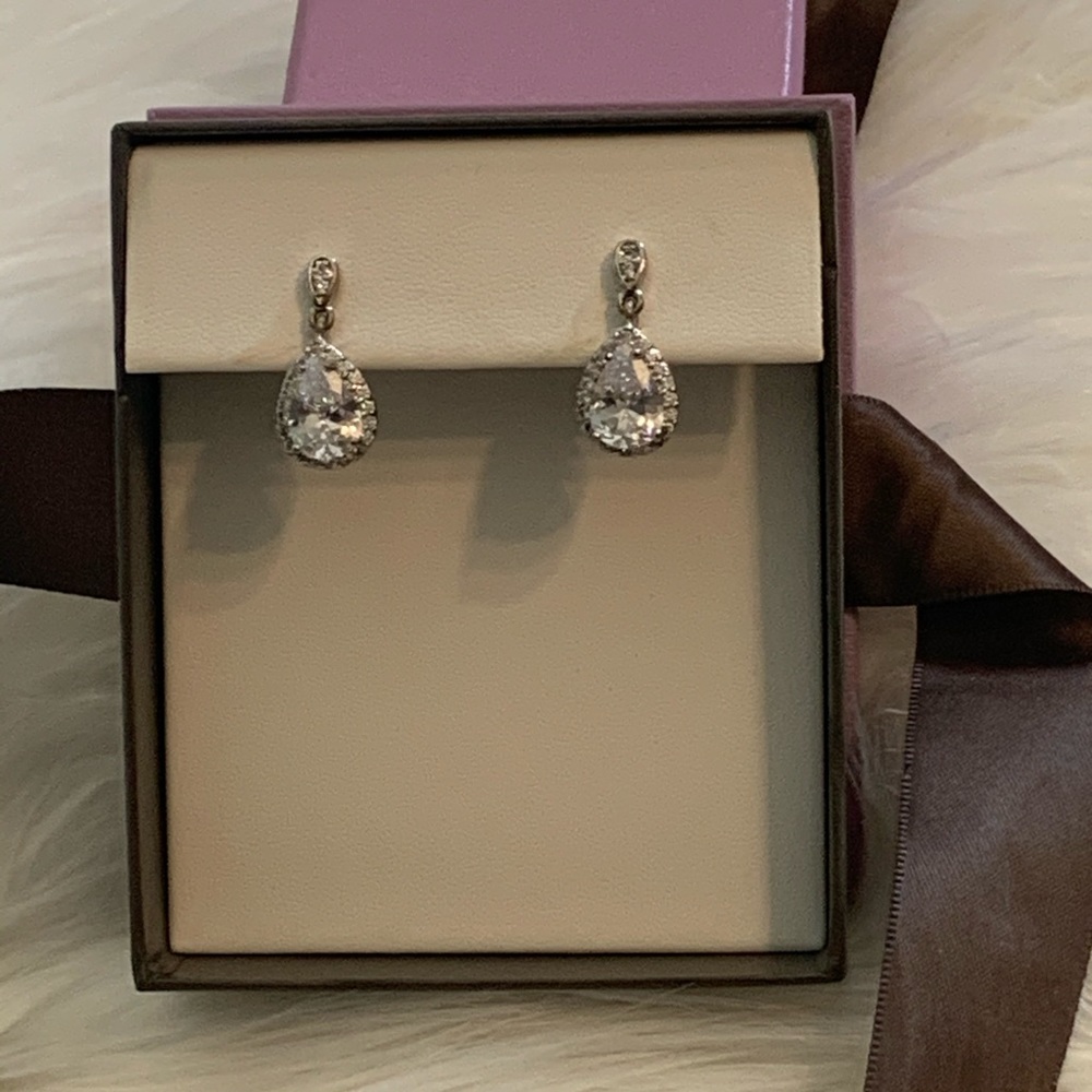 Teardrop shape earrings